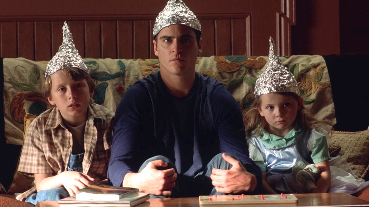Rory Culkin, Joaquin Phoenix, and Abigail Breslin in Signs (2002).