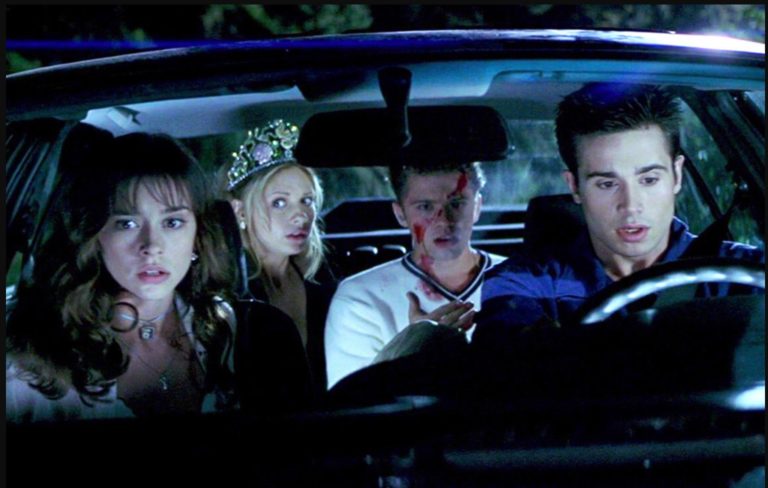 Jennifer Love Hewitt, Sarah Michelle Gellar, Ryan Phillippe, and Freddie Prinze Jr. in I Know What You Did Last Summer (1997).