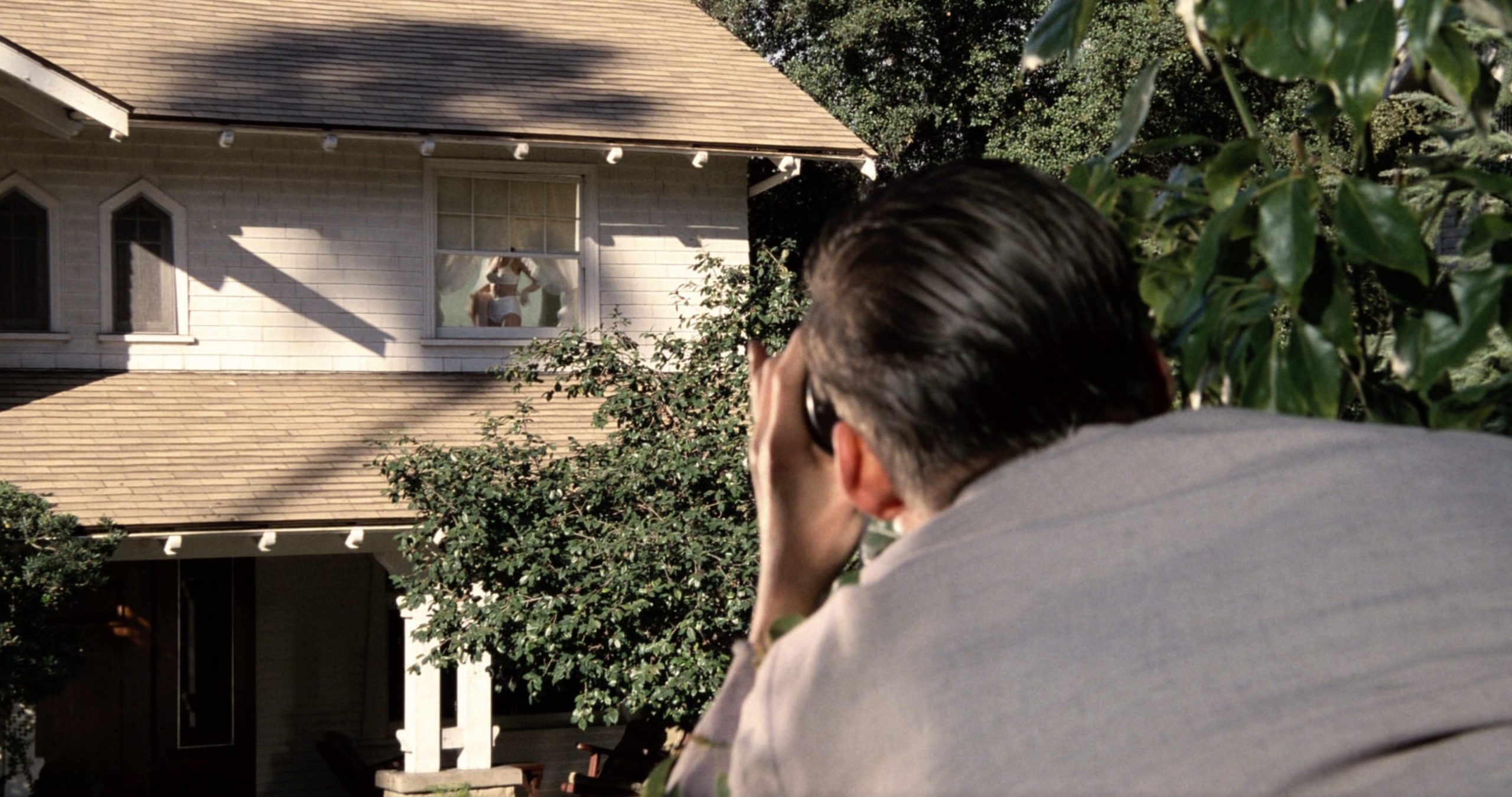 Окно напротив соседи. Соседский дом. Мальчик подсматривает в окно. Дом соседа. Наблюдаем за домом.