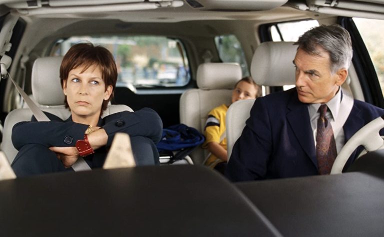 Jamie Lee Curtis and Mark Harmon in Freaky Friday (2003). 