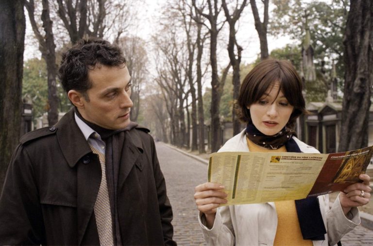 Rufus Sewell and Emily Mortimer in the Père Lachaise segment in Paris Je T'amie (2006).