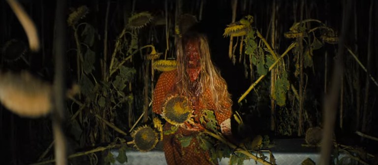 A skinned body in a field of sunflowers in Texas Chainsaw Massacre (2022).