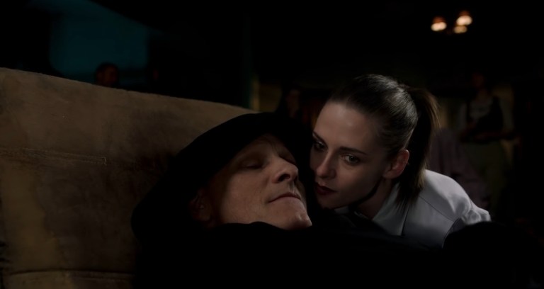 Viggo Mortensen and Kristen Stewart in Crimes of the Future (2022).