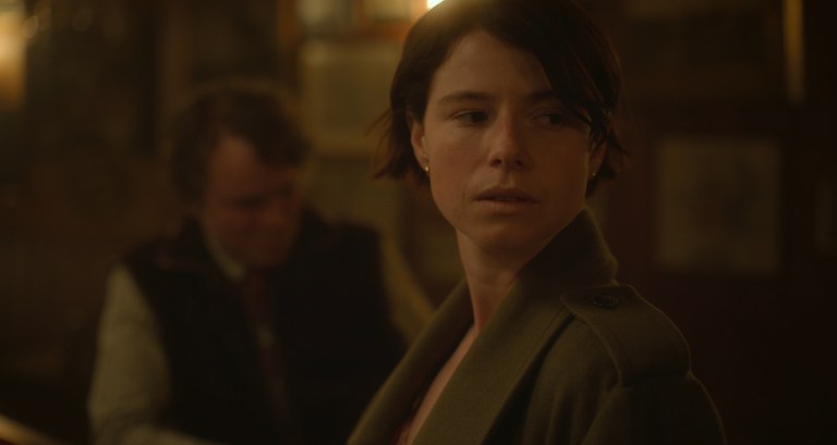 Jessie Buckley and Rory Kinnear in Men (2022).
