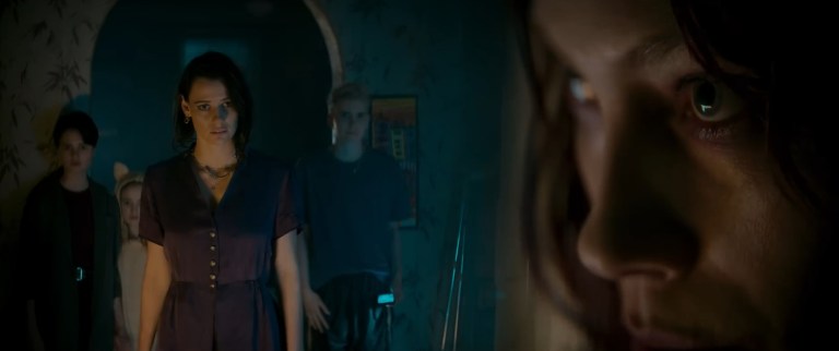 With her nieces and nephew behind her, Beth tries to talk to Ellie in Evil Dead Rise (2023).