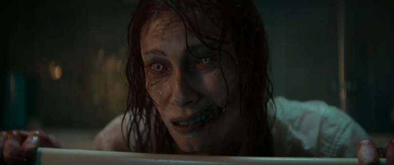 Deadite Ellie rises from a bathtub in Evil Dead Rise (2023).