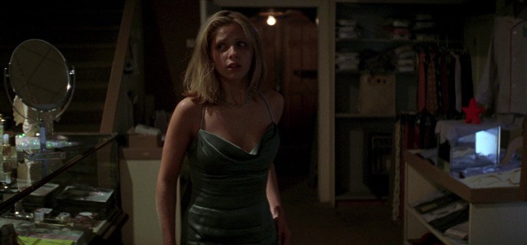 Helen Shivers is scared in I Know What You Did Last Summer (1997).