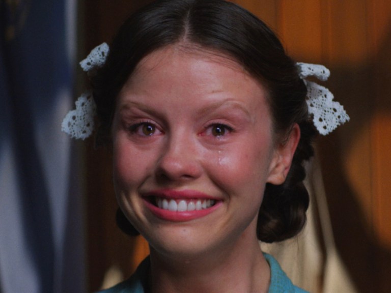 pearl_2022_mia_goth_smiling_crying_credits_TITLE.jpg