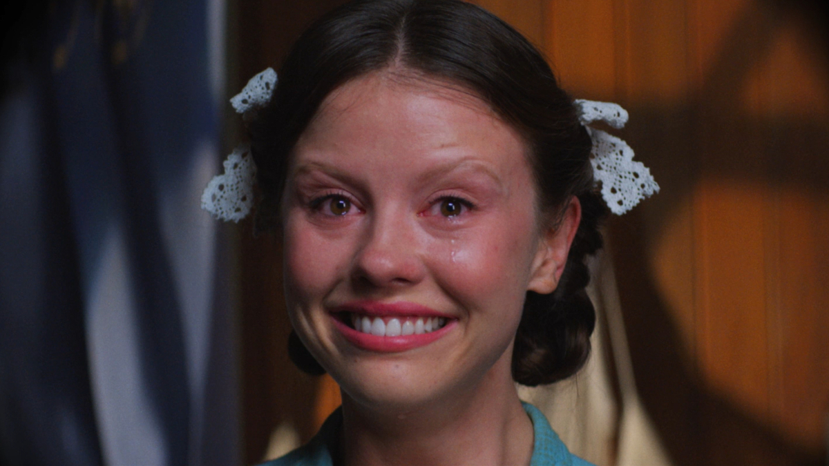 pearl_2022_mia_goth_smiling_crying_credits_TITLE.jpg