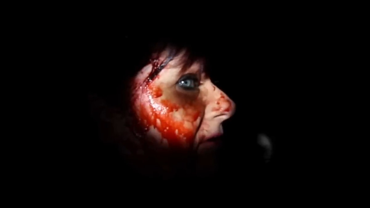 [Imagen: the_outwaters_2023_darkness_blood_face_e...675&crop=1]
