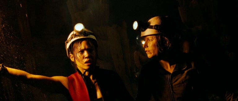 Juno and Sarah explore the caves in The Descent (2005).