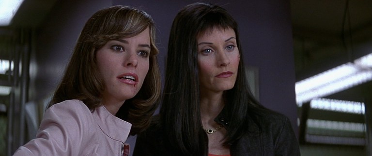 Parker Posey and Courteney Cox in Scream 3 (2000).