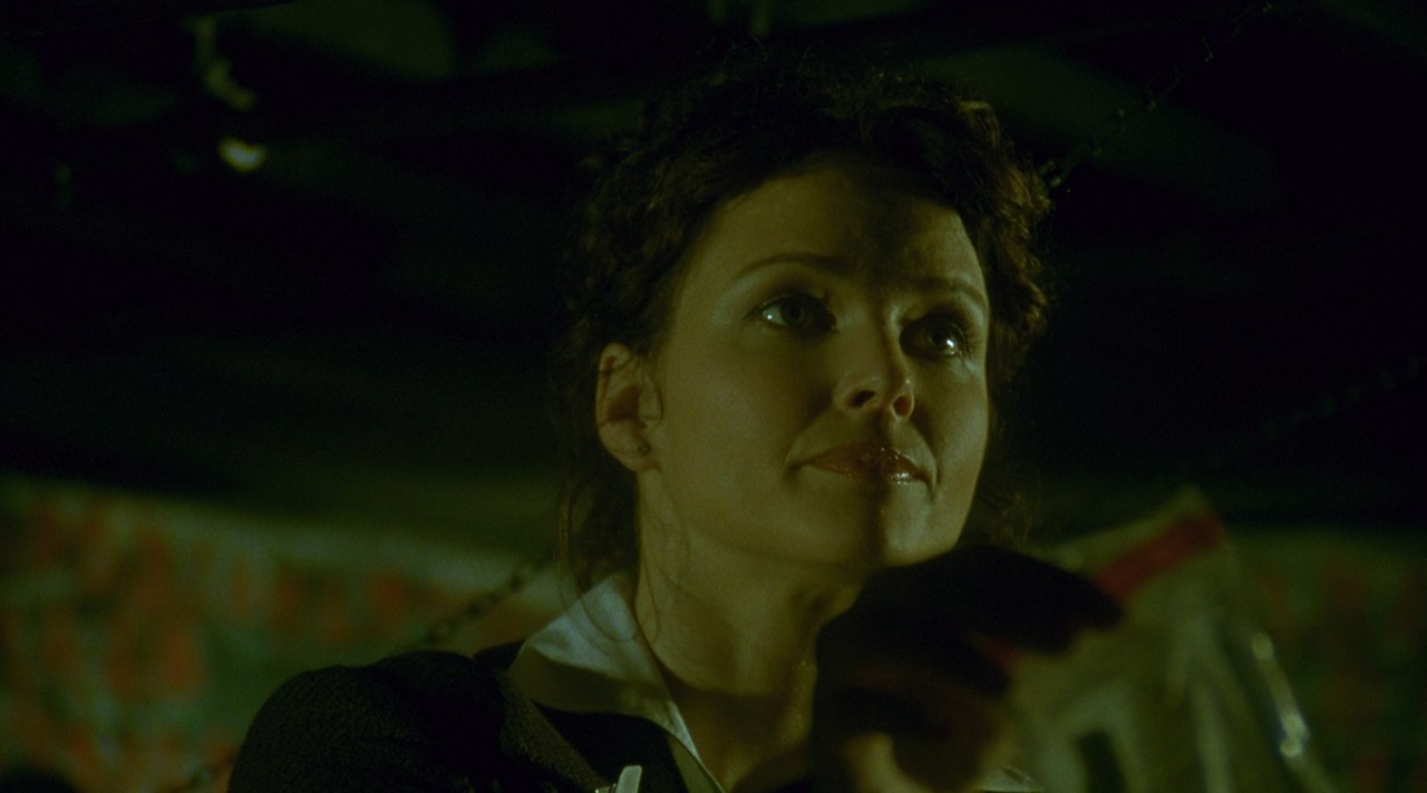 Detective Allison Kerry shows Dr. Gordon's pen light to Tapp and Sing in Saw (2004).