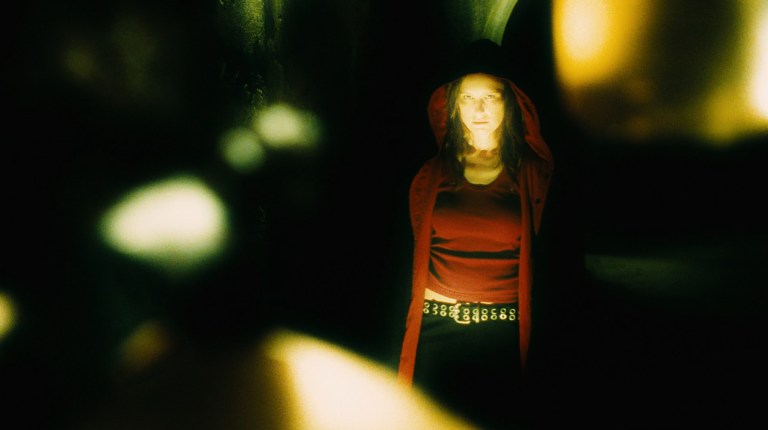 Amanda stands in front of Allison Kerry in Saw III (2006).