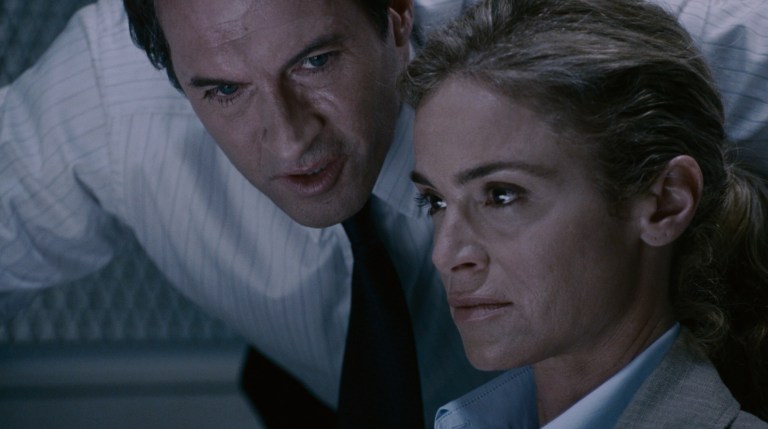 Peter Strahm interrogates Jill Tuck in Saw IV (2007).