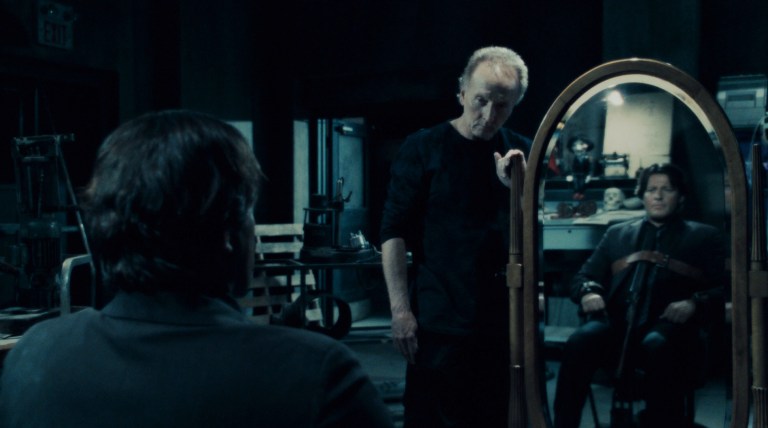 Jigsaw holds a mirror up to Mark Hoffman in Saw V (2008).