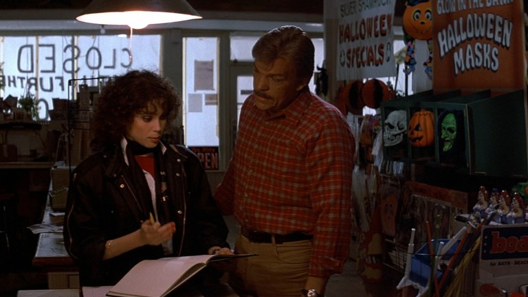 Stacey Nelkin and Tom Atkins in Halloween III: Season of the Witch