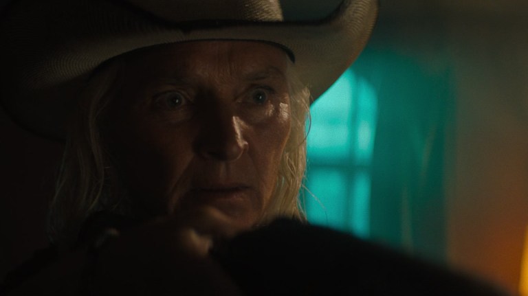 Olwen Fouéré as Sally Hardesty in Texas Chainsaw Massacre (2022).