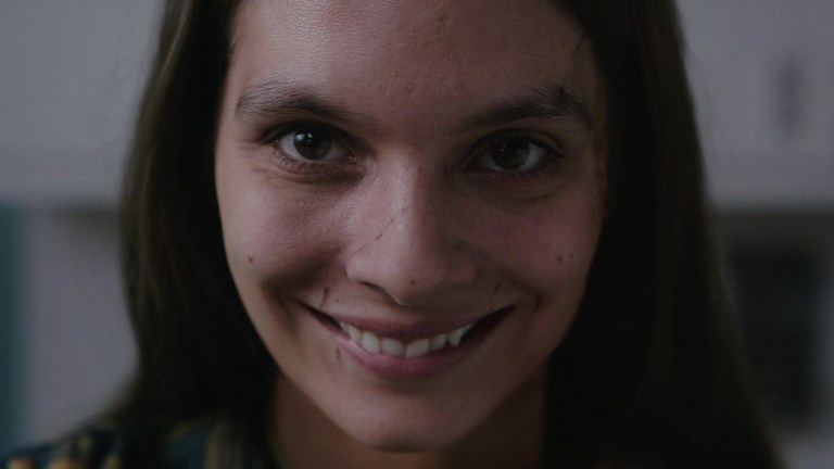 Caitlin Stasey as Laura in Smile (2022).