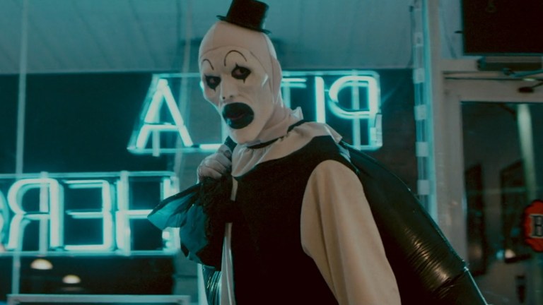 Art the Clown carries his garbage bag of deadly weapons inside a diner in Terrifier (2016).
