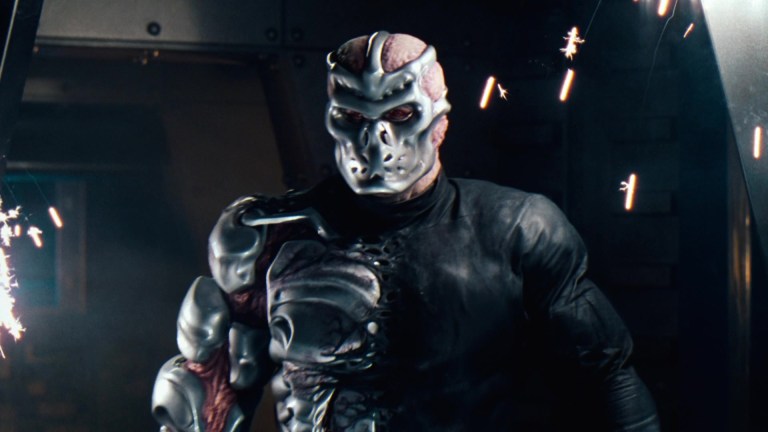 Uber Jason stands amnog sparks in Jason X (2001).