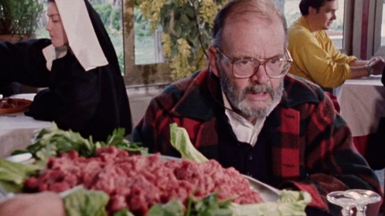 Luci Fulci is disgusted by ground meat in A Cat in the Brain (1990).