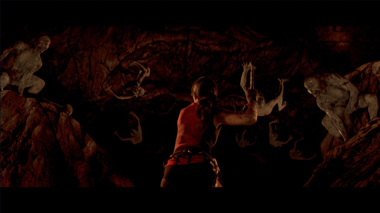 Juno prepares to fight multiple crawlers in The Descent (2005).