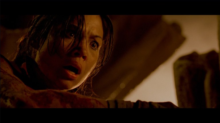 Juno is in shock when she sees what she did to Beth in The Descent (2005).