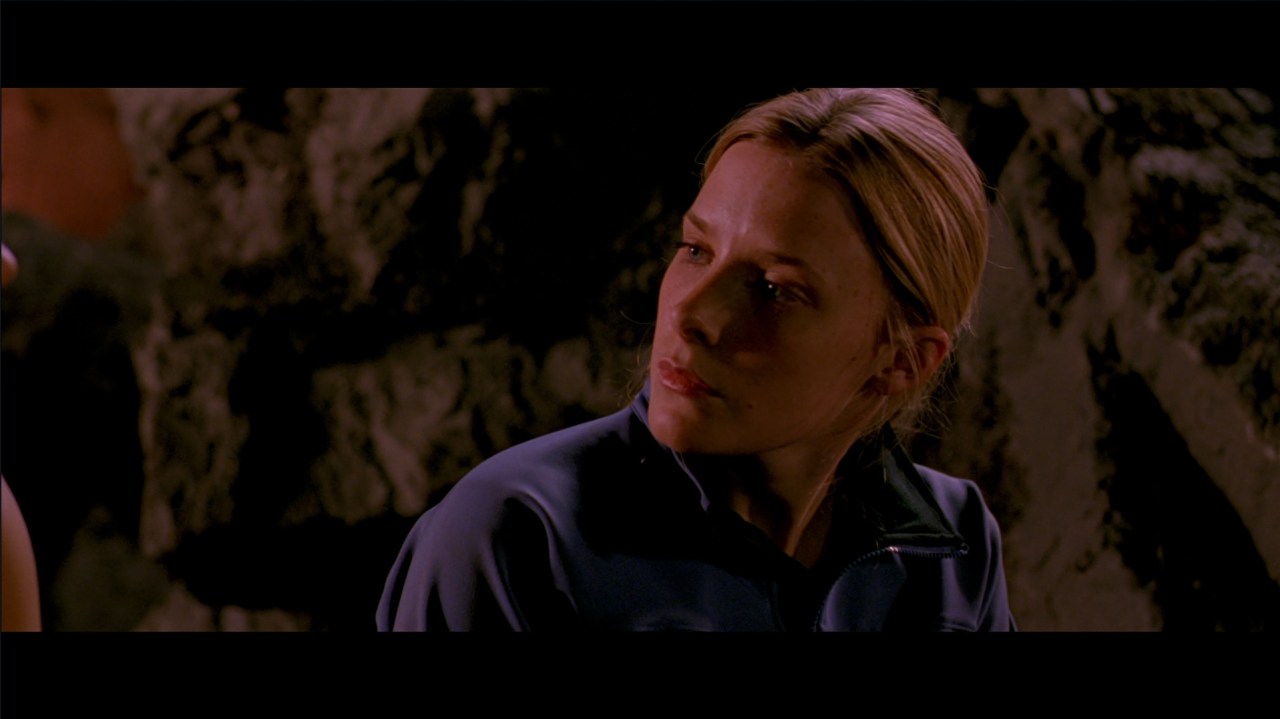 Sarah talks to Juno in the cave in The Descent (2005).