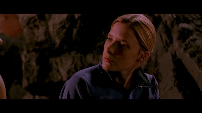 Sarah talks to Juno in the cave in The Descent (2005).