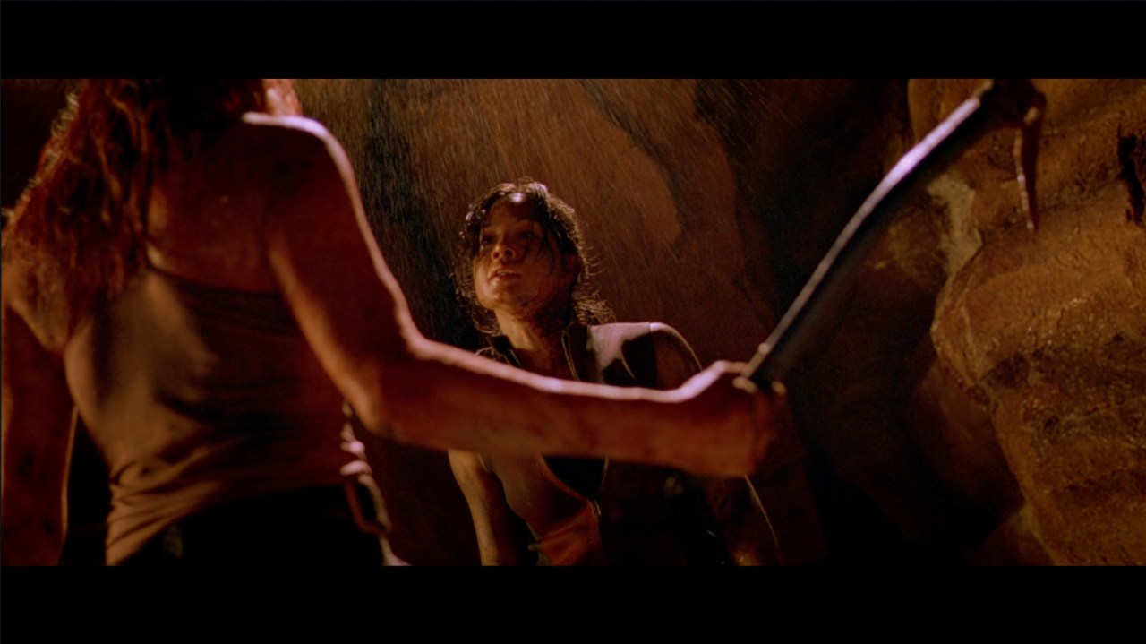 Sarah prepares to attack Juno in The Descent (2005).