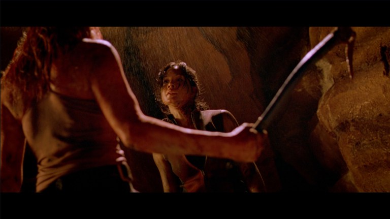 Sarah prepares to attack Juno in The Descent (2005).