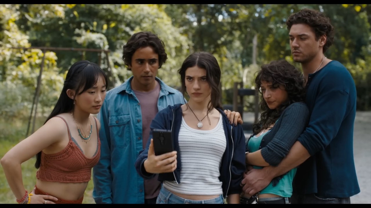 The group stands around clover in Until Dawn (2025).
