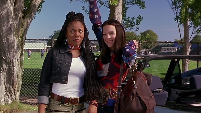 Regina Hall and Anna Faris in Scary Movie (2000).