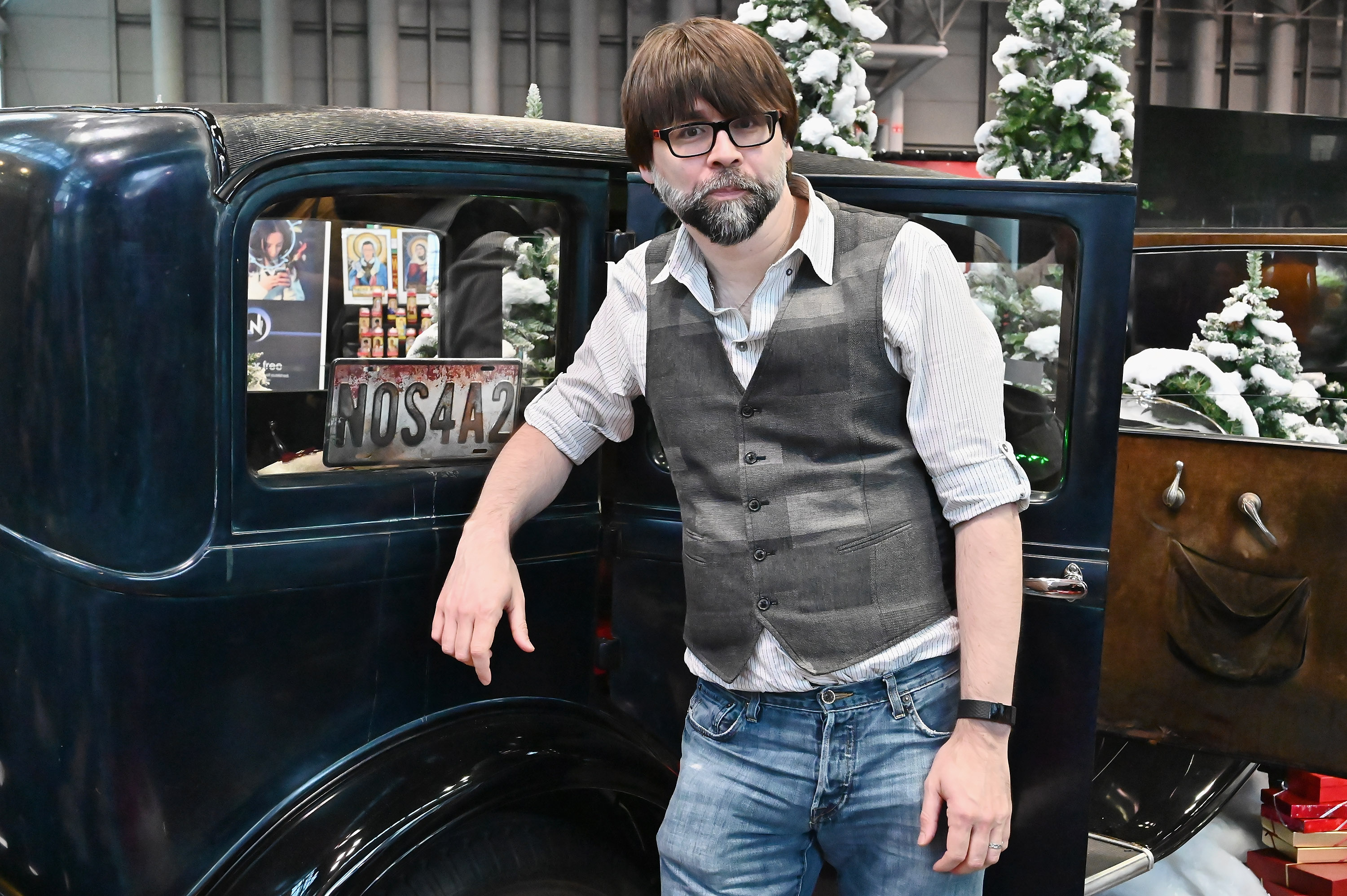 Joe Hill posing for photos at Bookcon in New York City in 2019