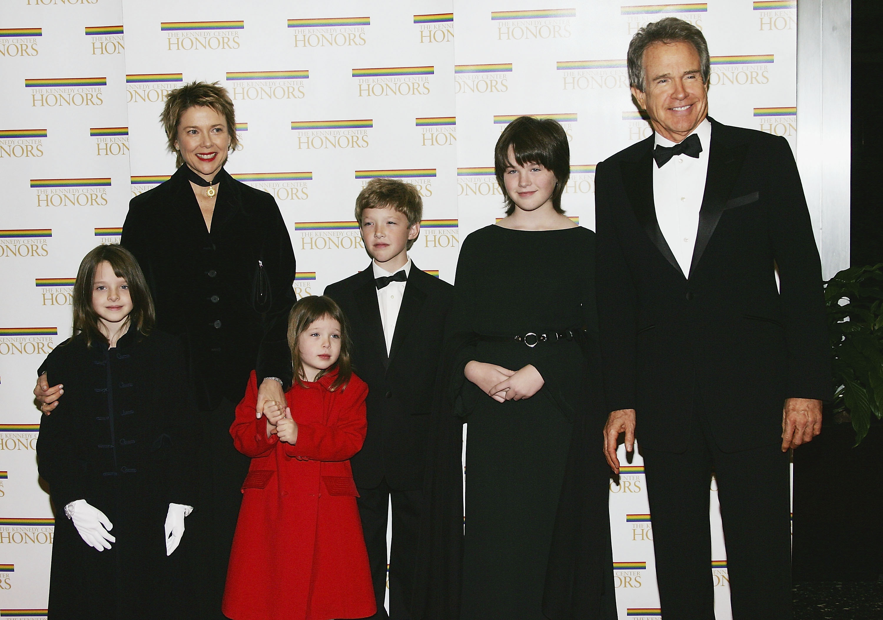 Warren Beatty and Annette Bening posing with their children Isabel, Ella, Benjamin, and Kathlyn at the Kennedy Center Honors in Washington, D.C.