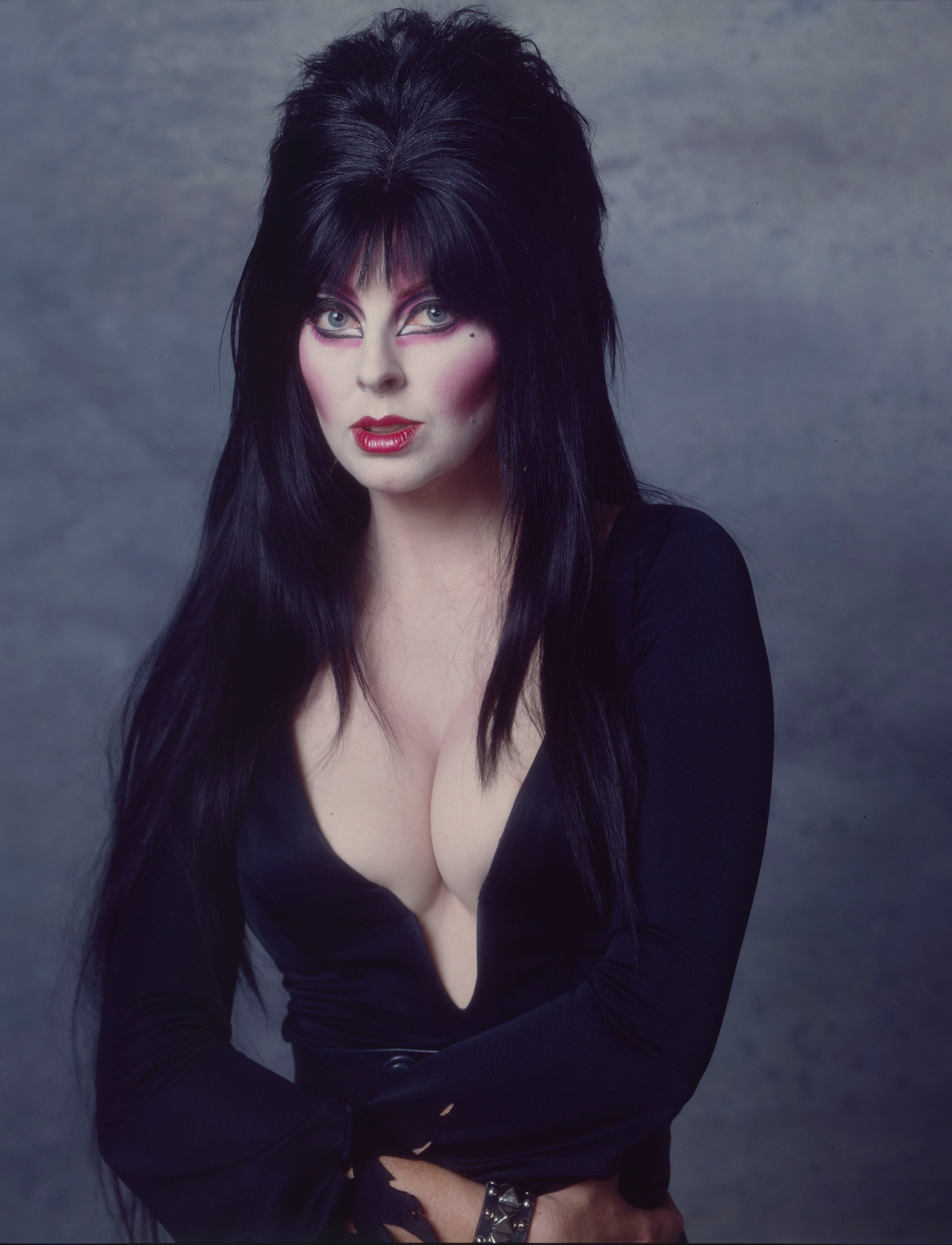 Cassandra Peterson posing as Elvira, Mistress of the Dark, during a 1983 portrait session in Los Angeles