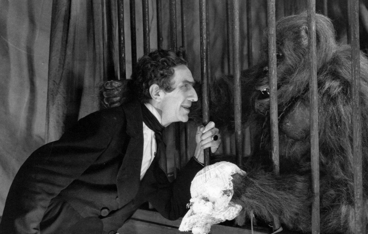 Scene from the 1932 horror film Murders in the Rue Morgue