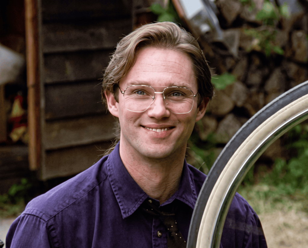 The Biggest Jumpscare in the IT Miniseries Is When Richard Thomas Turns His Head and Reveals His Ponytail